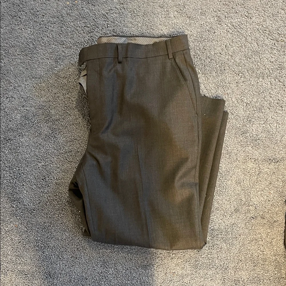 Classic Men's Gray Suit - Picture 5 of 5